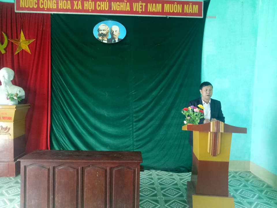 Bí thư Đảng ủy xã tiếp xúc, đối thoại với nhân dân thôn Tả Sử Choóng